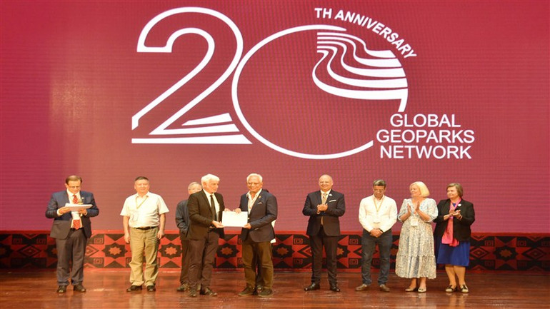 Mạng lưới Công viên địa chất toàn cầu UNESCO đã trao chứng nhận tôn vinh đóng góp của các đại biểu, chuyên gia có nhiều đóng góp.