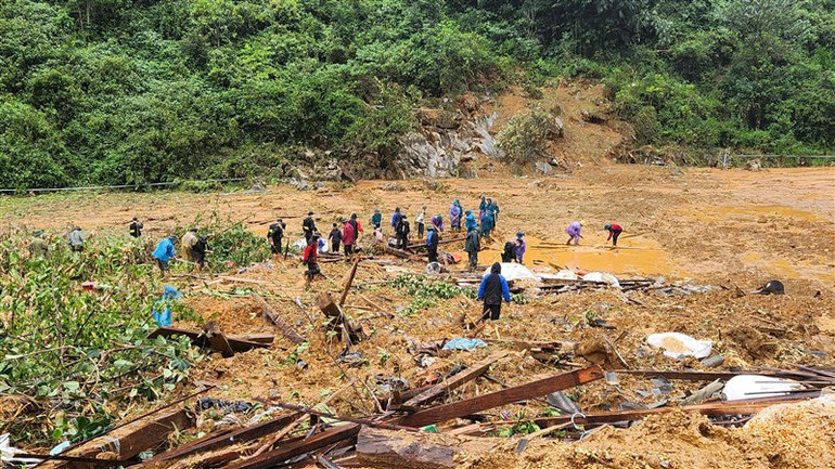 Các lực lượng quân đội, công an, lực lượng tại chỗ đang nỗ lực tìm kiếm.