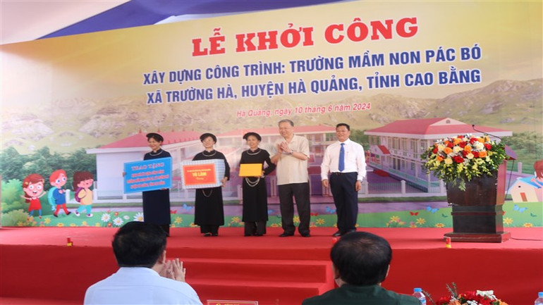 Chủ tịch nước Tô Lâm tặng quà Trường mầm non Pác Bó, xã Trường Hà, huyện Hà Quảng.