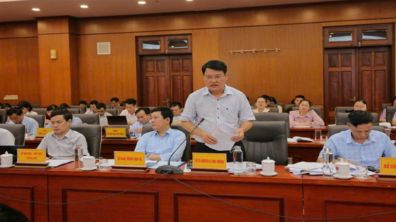 Lãnh đạo Sở Tài nguyên và Môi trường Cao Bằng báo cáo về nỗ lực cải cách hành chính, hỗ trợ doanh nghiệp của ngành tài nguyên địa phương.