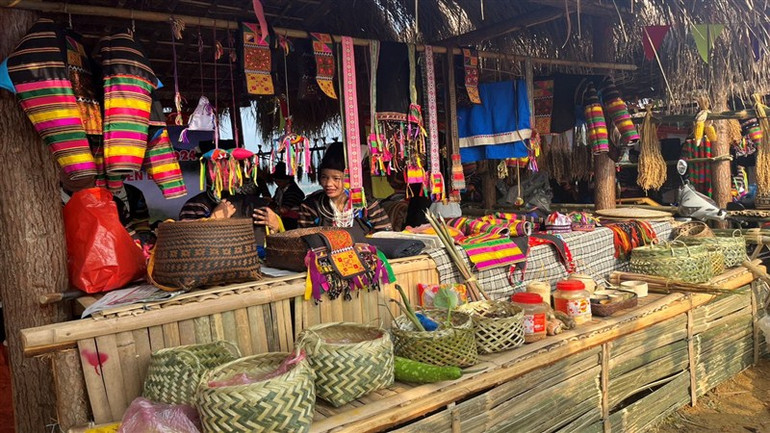 Gian hàng trưng bày, giới thiệu các sản phẩm thủ công của đồng bào dân tộc Lô Lô.