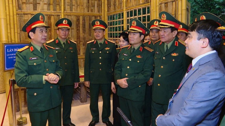 Đại tướng Phan Văn Giang, đoàn đại biểu Quân ủy Trung ương, Bộ Quốc phòng tham quan Khu di tích Quốc gia đặc biệt rừng Trần Hưng Đạo. Đại tướng Phan Văn Giang, đoàn đại biểu Quân ủy Trung ương, Bộ Quốc phòng tham quan Khu di tích Quốc gia đặc biệt rừng Trần Hưng Đạo.