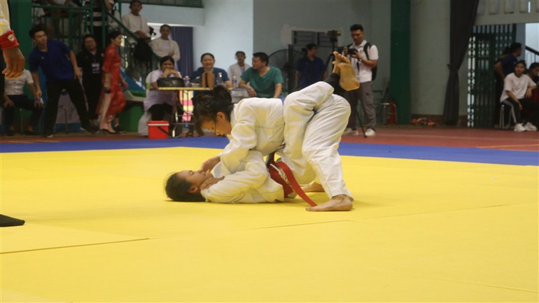 Trận thi đấu của 2 vận động viên trẻ. Trận thi đấu của 2 vận động viên trẻ.