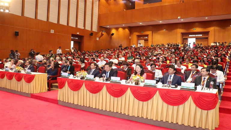 Các đại biểu dự lễ khai mạc.