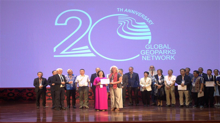 Ban Tổ chức trao Giấy chứng nhận cho các thành viên có nhiều đóng góp cho sự phát triển của Mạng lưới Công viên địa chất toàn cầu UNESCO. Ban Tổ chức trao Giấy chứng nhận cho các thành viên có nhiều đóng góp cho sự phát triển của Mạng lưới Công viên địa chất toàn cầu UNESCO.
