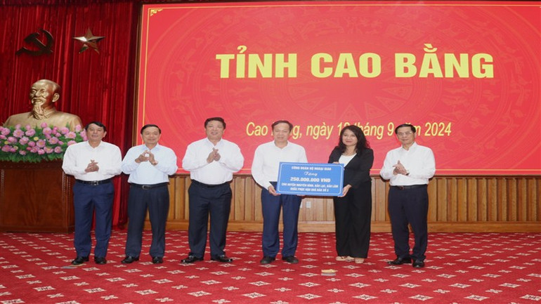 Công đoàn Bộ Ngoại giao hỗ trợ 250 triệu đồng cho các địa phương trong tỉnh Cao Bằng khắc phục hậu quả thiên tai.
