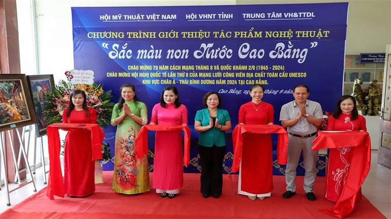 Các đại biểu cắt băng khai mạc triển lãm tranh.