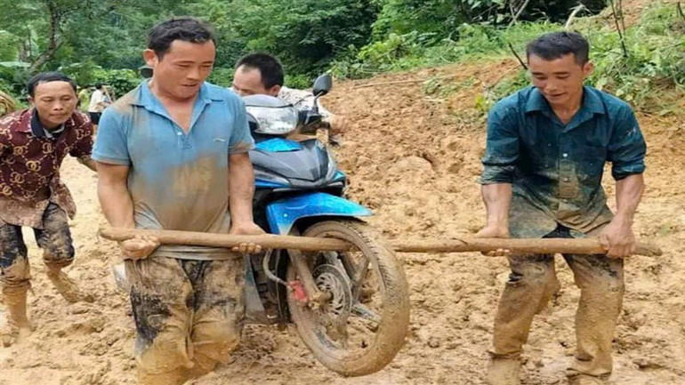 Mưa lũ, sạt lở đất khiến giao thông tại xã Bảo Toàn rất khó khăn trong ngày mưa.