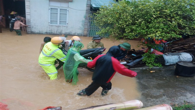 Công an huyện Hà Quảng giúp người dân di chuyển tài sản ra khỏi nơi ngập lụt. (Ảnh: Công an Cao Bằng)