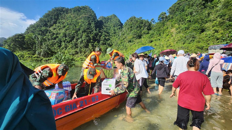 Lực lượng Ban Chỉ huy Quân sự huyện Trùng Khánh vận chuyển nhu yếu phẩm hỗ trợ người dân.