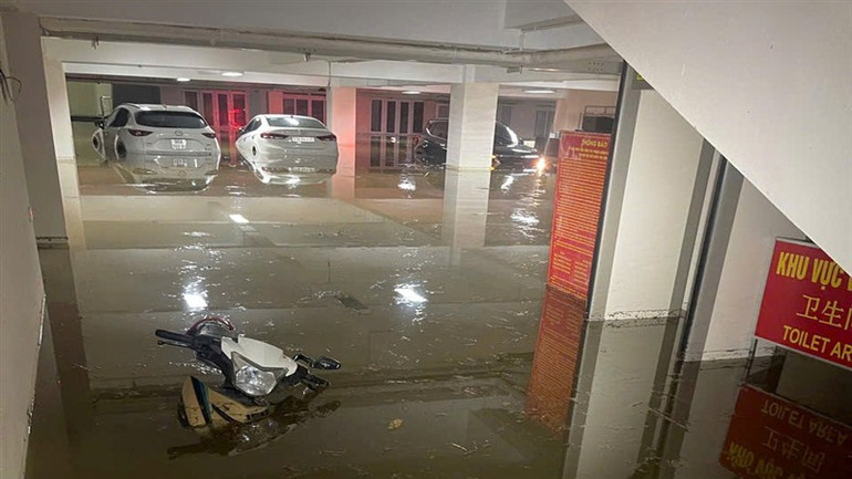 Tầng âm Nhà Trạm liên bị ngập úng hơn 1m nước và bùn, làm hư hỏng nhiều tài sản của cán bộ Trạm Kiểm soát liên hợp Cửa khẩu quốc tế Trà Lĩnh.