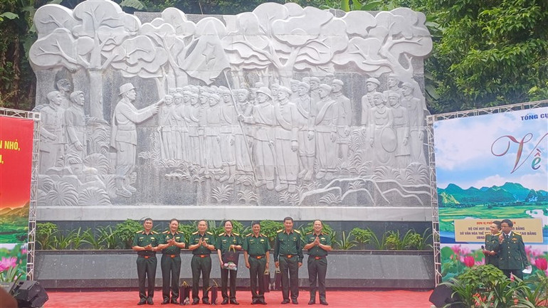 Ban tổ chức tặng quà, tri ân các tướng lĩnh, Anh hùng Lực lượng vũ trang nhân dân, cựu chiến binh.