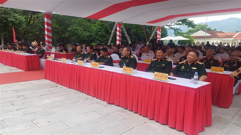 Các tướng lĩnh, Anh hùng Lực lượng vũ trang nhân dân, cựu chiến binh, đại biểu tham dự chương trình.