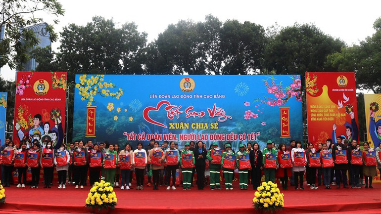 Các đại biểu tặng quà người lao động.