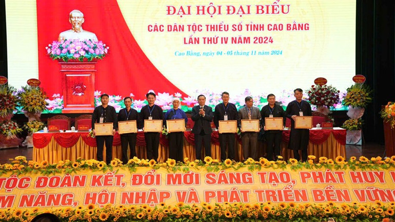 Lãnh đạo tỉnh Cao Bằng tặng Bằng khen cho các tập thể thực hiện tốt công tác, các chính sách dân tộc.