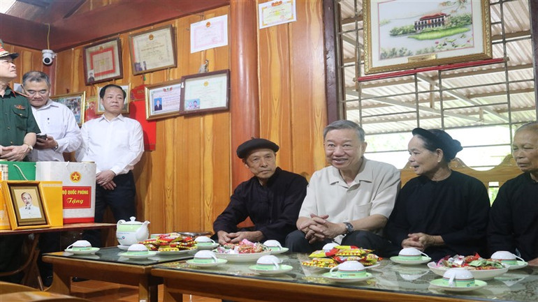 Chủ tịch nước Tô Lâm thăm hỏi thân nhân lão thành cách mạng Hoàng thị Khìn, xóm Pác Bó, xã Trường Hà, huyện Hà Quảng, tỉnh Cao Bằng.