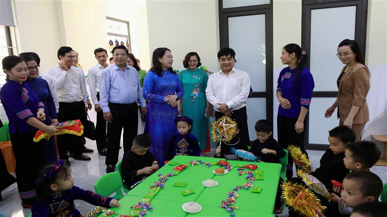 Phó Chủ tịch nước Võ Thị Ánh Xuân kiểm tra tình hình cơ sở vật chất của Trường Mầm non Pác Bó.