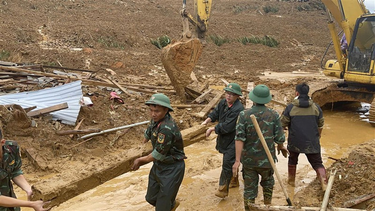 Lực lượng Bộ Chỉ huy Quân sự tỉnh Cao Bằng tìm kiếm người mất tích ở xóm Lũng Lỳ, xã Ca Thành, huyện Nguyên Bình, tỉnh Cao Bằng.