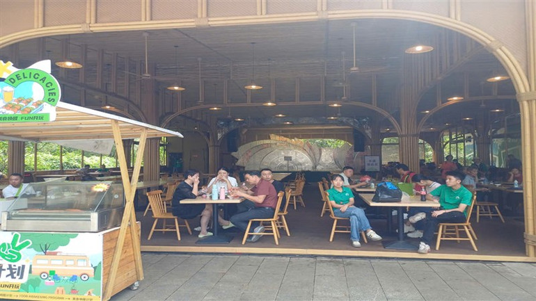 Không gian một nhà hàng trong Khu cảnh quan thác Bản Giốc-Đức Thiên.