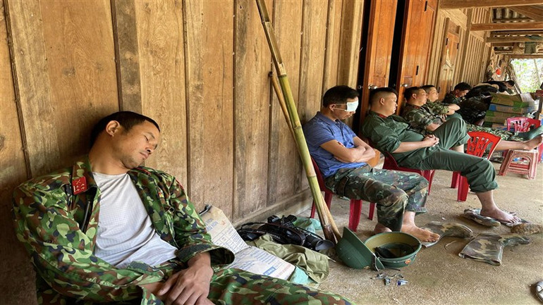 Giấc nghỉ trưa của cán bộ, chiến sĩ.