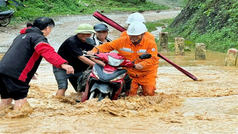 Công nhân điện lực vượt mưa lũ đi khắc phục sự cố trên lưới điện. Công nhân điện lực vượt mưa lũ đi khắc phục sự cố trên lưới điện.