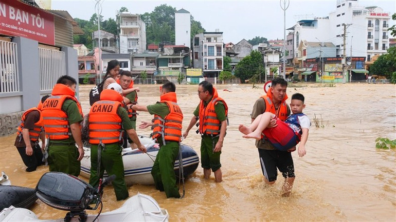 Đưa trẻ em đến nơi an toàn.
