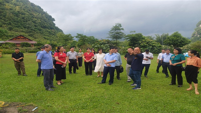 Đại biểu dự tọa đàm tham quan mô hình du lịch kết hợp nông nghiệp tại khu du lịch sinh thái Nasan Green Farm. Đại biểu dự tọa đàm tham quan mô hình du lịch kết hợp nông nghiệp tại khu du lịch sinh thái Nasan Green Farm.