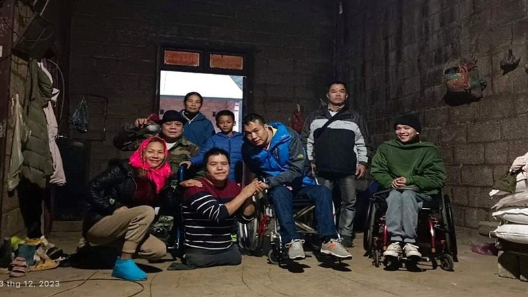 Câu lạc bộ điểm tựa cuộc sống người khuyết tật thành phố Cao Bằng tặng xe lăn cho hội viên hoàn cảnh khó khăn. Câu lạc bộ điểm tựa cuộc sống người khuyết tật thành phố Cao Bằng tặng xe lăn cho hội viên hoàn cảnh khó khăn.