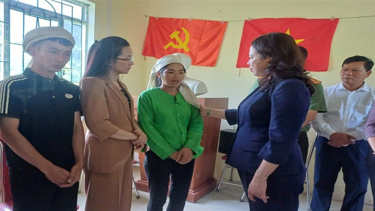 Phó Chủ tịch nước Võ Thị Ánh Xuân thăm hỏi người dân bị thiệt hại nặng do ngập lụt tại xã Mã Ba, huyện Hà Quảng, tỉnh Cao Bằng.
