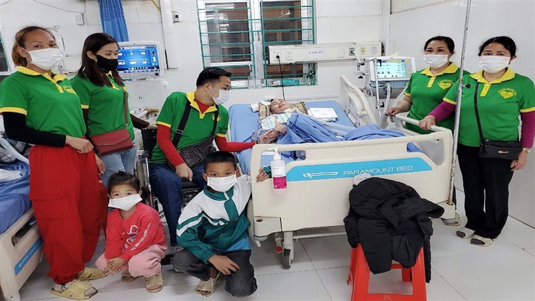 Câu lạc bộ điểm tựa cuộc sống người khuyết tật thành phố Cao Bằng thăm hỏi, động viên hội viên lúc ốm đau. Câu lạc bộ điểm tựa cuộc sống người khuyết tật thành phố Cao Bằng thăm hỏi, động viên hội viên lúc ốm đau.