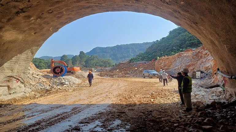 Bên trong hầm đường bộ số 2 trên tuyến đường bộ cao tốc Đồng Đăng-Trà Lĩnh.