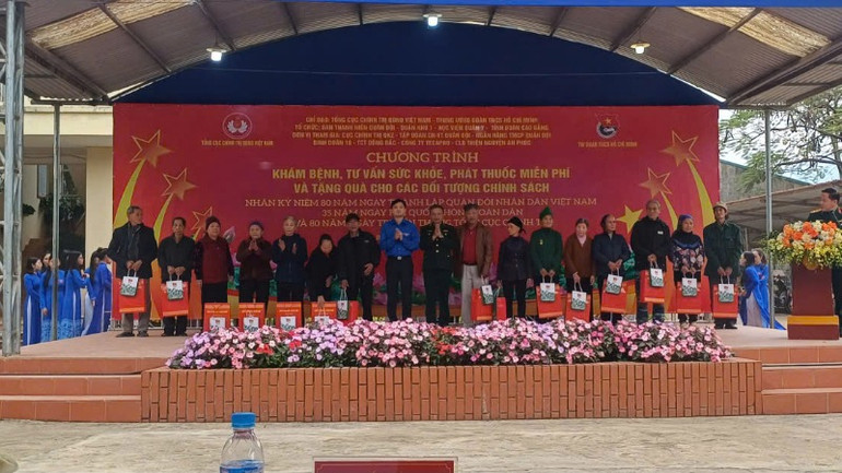 Các đại biểu tặng quà gia đình chính sách tại huyện Nguyên Bình, tỉnh Cao Bằng.