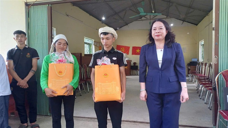 Phó Chủ tịch nước Võ Thị Ánh Xuân tặng quà người dân ở xã Mã Ba, huyện Hà Quảng.