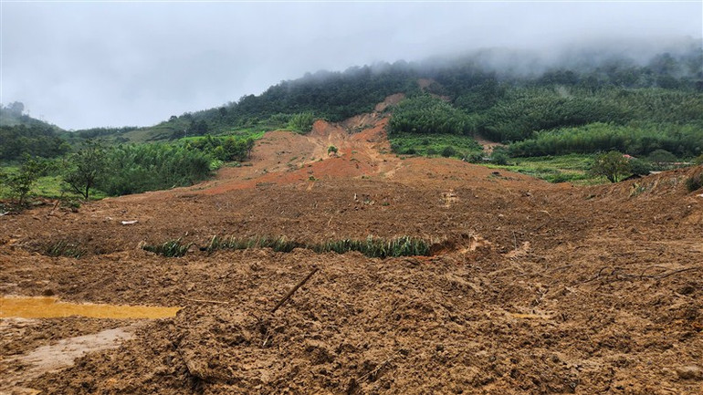 Đất đá từ ngọn đồi cao đã tràn lấp xuống ngôi làng trong xóm Lũng Lỳ gây hậu quả tang thương.