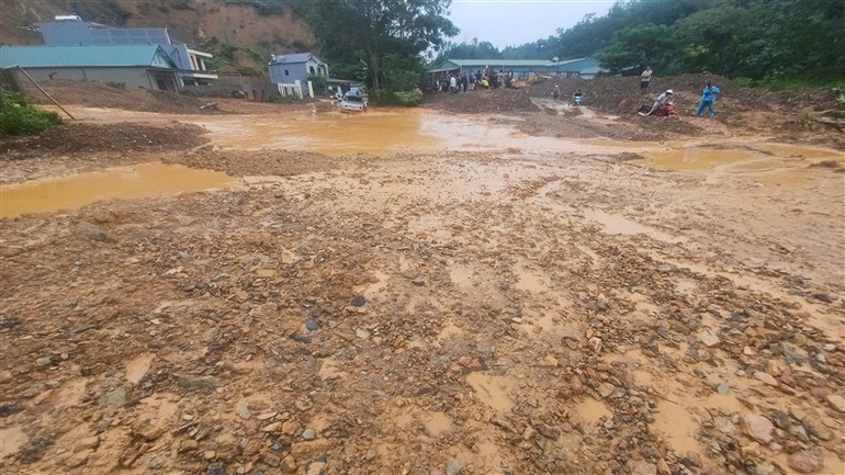 Lượng lớn bùn, đất, đá tràn lấp gây tắc Quốc lộ 3.