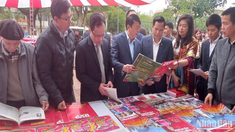 Các đại biểu tham quan gian trưng bày ấn phẩm báo Xuân.