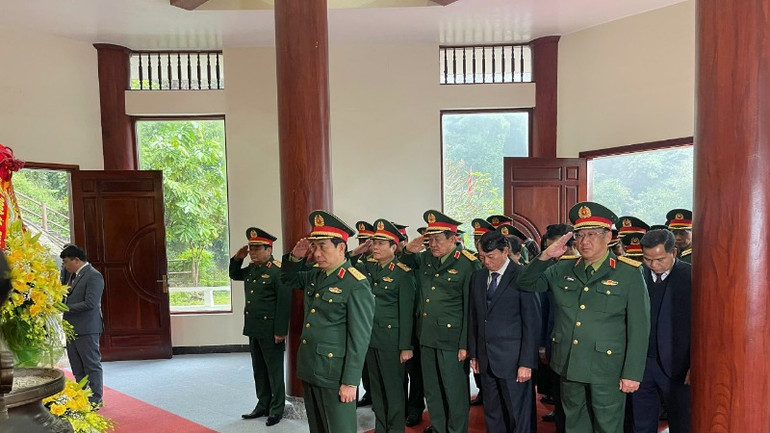 Đại tướng Phan Văn Giang, đoàn đại biểu Quân ủy Trung ương, Bộ Quốc phòng và lãnh đạo tỉnh Cao Bằng dâng hương, dâng hoa tại Đền thờ Đại tướng Võ Nguyên Giáp và 34 chiến sĩ Đội Việt Nam tuyên truyền giải phóng quân. Đại tướng Phan Văn Giang, đoàn đại biểu Quân ủy Trung ương, Bộ Quốc phòng và lãnh đạo tỉnh Cao Bằng dâng hương, dâng hoa tại Đền thờ Đại tướng Võ Nguyên Giáp và 34 chiến sĩ Đội Việt Nam tuyên truyền giải phóng quân.