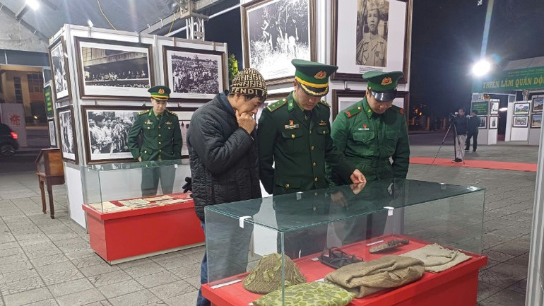 Cán bộ, chiến sĩ lực lượng vũ trang và người dân tham quan triển lãm.