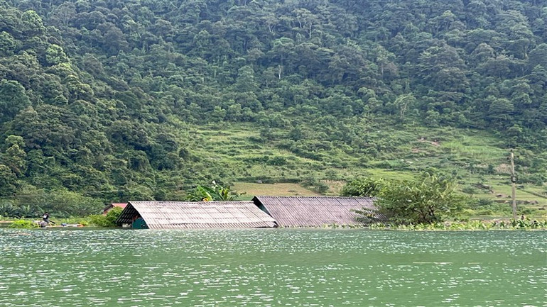 Nhà dân bị ngập sâu trong nước lũ.