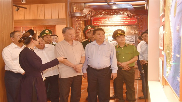 Chủ tịch nước Tô Lâm nghe giới thiệu về thân thế và sự nghiệp hoạt động cách mạng của đồng chí Hoàng Đình Giong, lãnh đạo tiền bối tiêu biểu của Đảng và cách mạng Việt Nam.