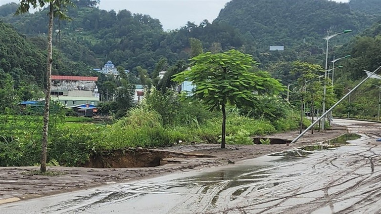 Nước suối chảy mạnh làm xói lở ta-luy, tiềm ẩn nguy cơ gây sạt lở đường giao thông ở thị trấn Trà Lĩnh, huyện Trùng Khánh, tỉnh Cao Bằng. Nước suối chảy mạnh làm xói lở ta-luy, tiềm ẩn nguy cơ gây sạt lở đường giao thông ở thị trấn Trà Lĩnh, huyện Trùng Khánh, tỉnh Cao Bằng.