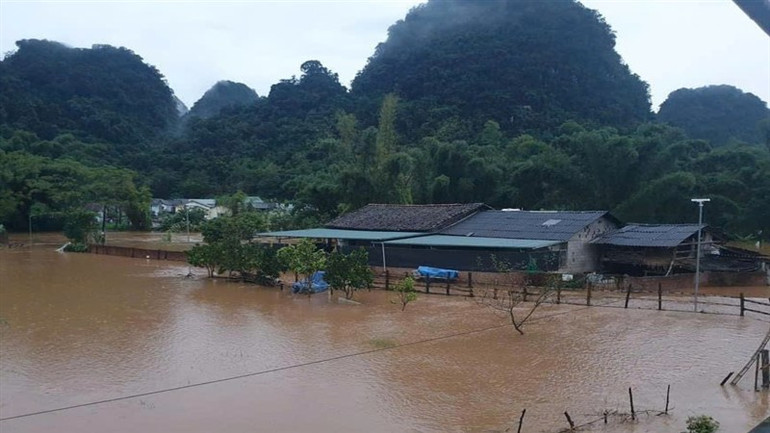 Nhiều nhà dân ở ven suối tại thị trấn Trà Lĩnh, huyện Trùng Khánh, tỉnh Cao Bằng bị ngập lụt. Nhiều nhà dân ở ven suối tại thị trấn Trà Lĩnh, huyện Trùng Khánh, tỉnh Cao Bằng bị ngập lụt.