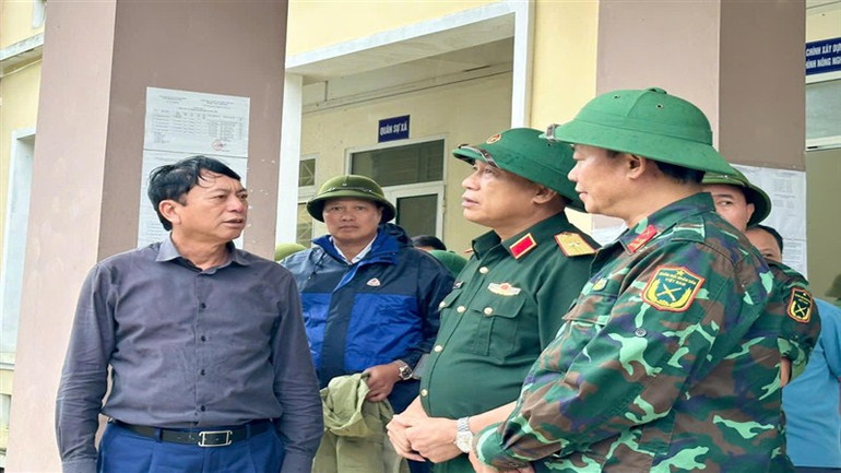 Chủ tịch Ủy ban nhân dân tỉnh Cao Bằng, Hoàng Xuân Ánh và Thiếu tướng Hoàng Văn Hữu, Phó Tư lệnh Quân khu 1 trao đổi phương án cứu hộ, cứu nạn. (Ảnh: Báo Cao Bằng)