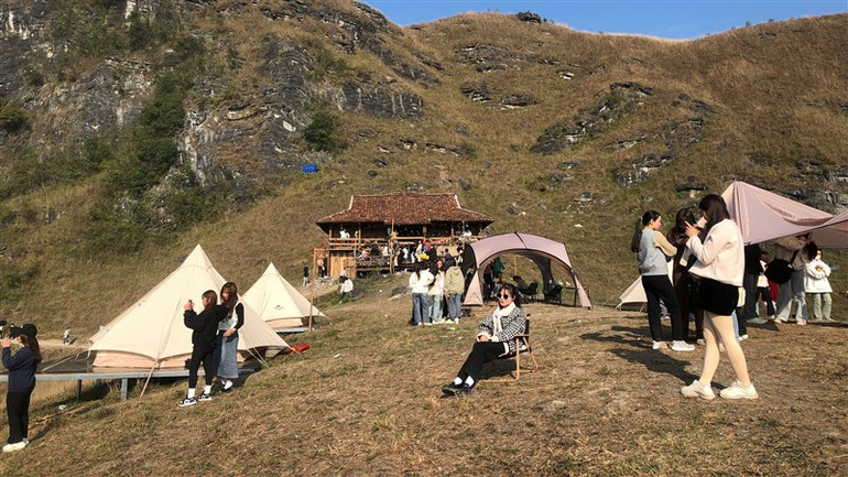 Khu vực đồi cỏ có nhiều view chụp ảnh đẹp.