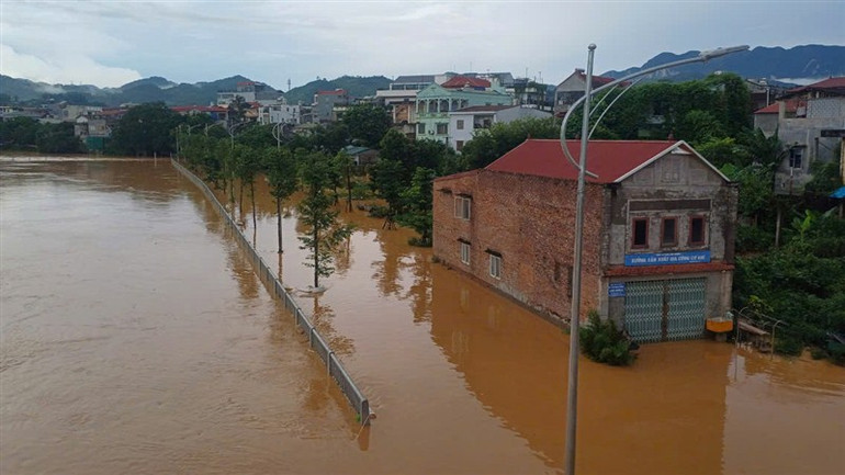 Nhà dân ven sông ở phường Hợp Giang, thành phố Cao Bằng bị ngập lụt. Nhà dân ven sông ở phường Hợp Giang, thành phố Cao Bằng bị ngập lụt.