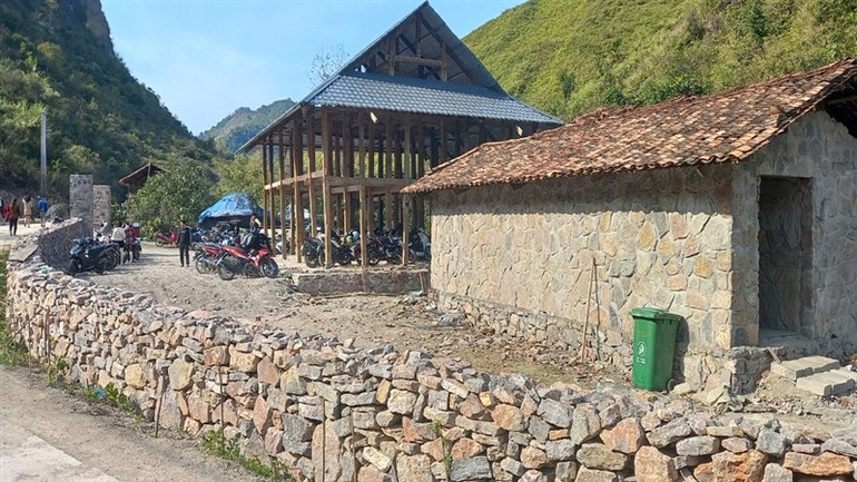 Hạ tầng cơ sở khu vực đồi cỏ đang tiếp tục được đầu tư, phục vụ du khách.