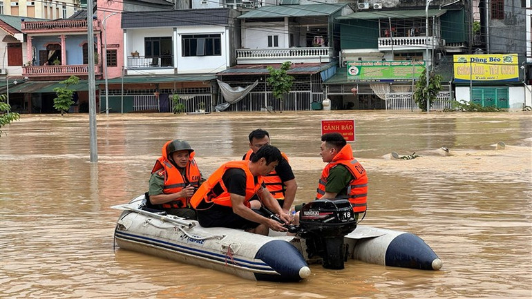 Lên đường trong mênh mông nước lũ.