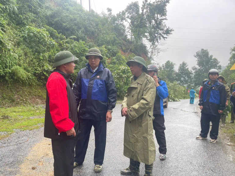 Đồng chí Hoàng Xuân Ánh, Chủ tịch Ủy ban nhân dân tỉnh Cao Bằng (mũ cối, bên phải) đến huyện Nguyên Bình chỉ đạo khắc phục hậu quả thiên tai. (Ảnh: Đài PTTH Cao Bằng)