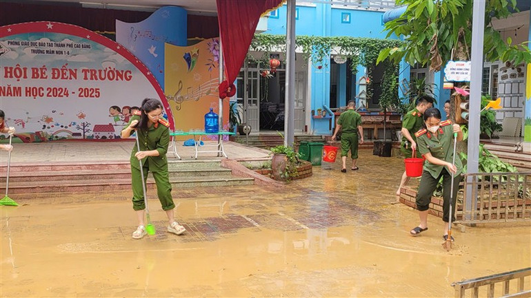 Công an hỗ trợ Trường Mầm non 1/6, thành phố Cao Bằng vệ sinh trường lớp, phục vụ dạy và học như bình thường.