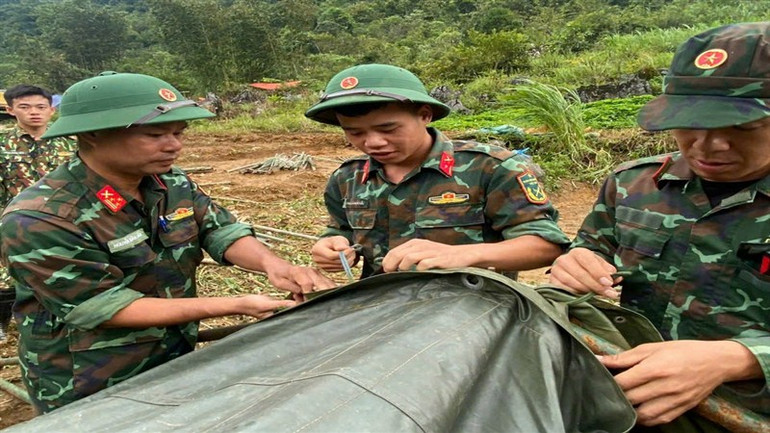 Kỹ lưỡng dựng nhà để nhà bạt bảo đảm chống chịu được mưa, sức gió mạnh trong thiên tai.